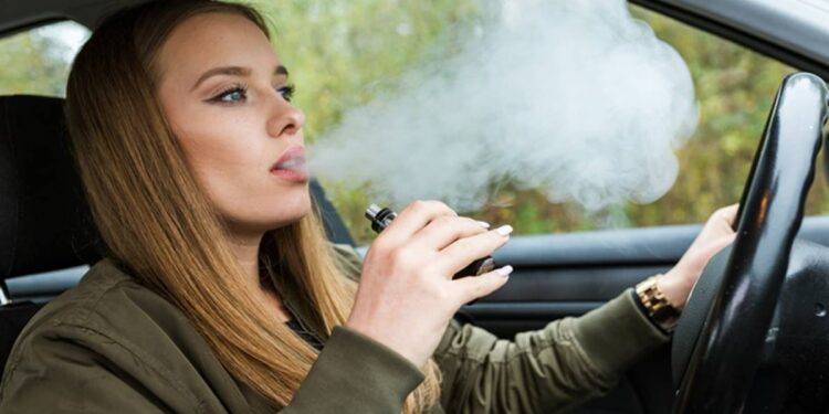 Fumar vape aumenta risco de uso de maconha por jovens, diz estudo