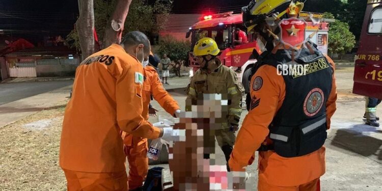 Com hemorragia intensa e desorientado, homem é socorrido no meio da rua no DF