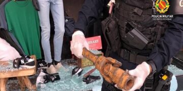 Homem quebra vitrines de lojas de luxo no Lago Sul com barra de ferro