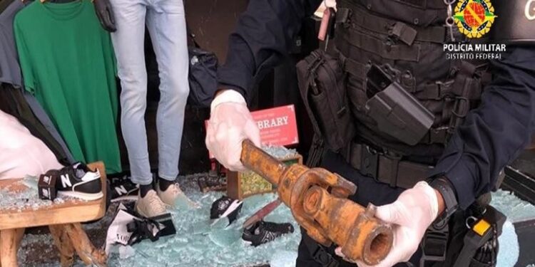 Homem quebra vitrines de lojas de luxo no Lago Sul com barra de ferro 