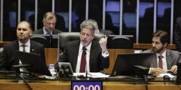 Deputado do PT quer moção de persona non grata aos 64 que votaram contra o FCDF