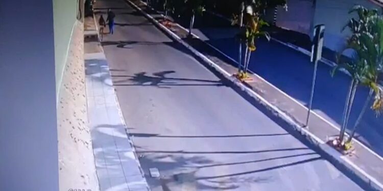 “Enquanto não for preso, vou continuar angustiada”, diz jovem atacada por homem na rua