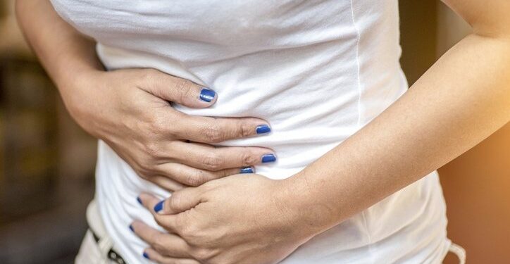 Mulher aplica botox na garganta para conseguir arrotar. Entenda