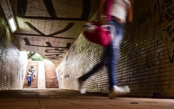 Vídeo: homem furta casa na Asa Norte e foge pelo telhado em plena luz do dia