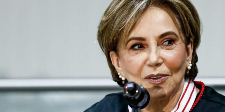 Desembargadora Maria do Carmo Cardoso é empossada no TRE-DF