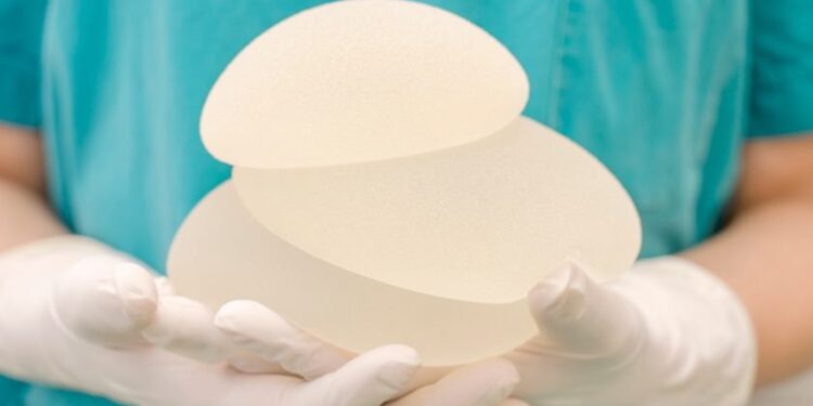 Explante de silicone: saiba como funciona a retirada de próteses