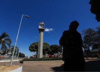 Vídeo: viciado em crack, policial penal rouba droga, dinheiro e atira em usuários