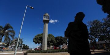 Vídeo: viciado em crack, policial penal rouba droga, dinheiro e atira em usuários