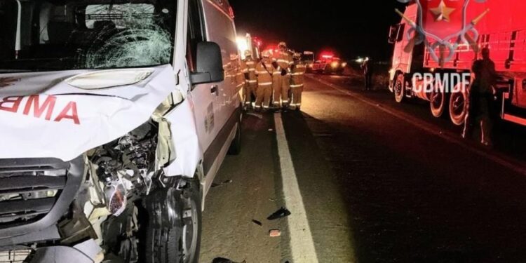 Vídeo: colisão entre ambulância e moto deixa dois mortos em rodovia
