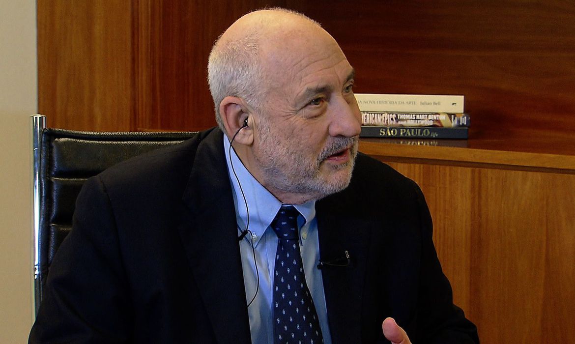 Joseph Stiglitz: Redes sociais são um serviço e deveriam ser fornecidas pelo setor público