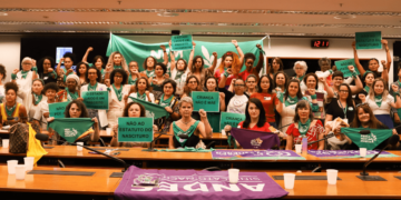 Projetos antiaborto avançam no Congresso enquanto descriminalização segue suspensa no STF