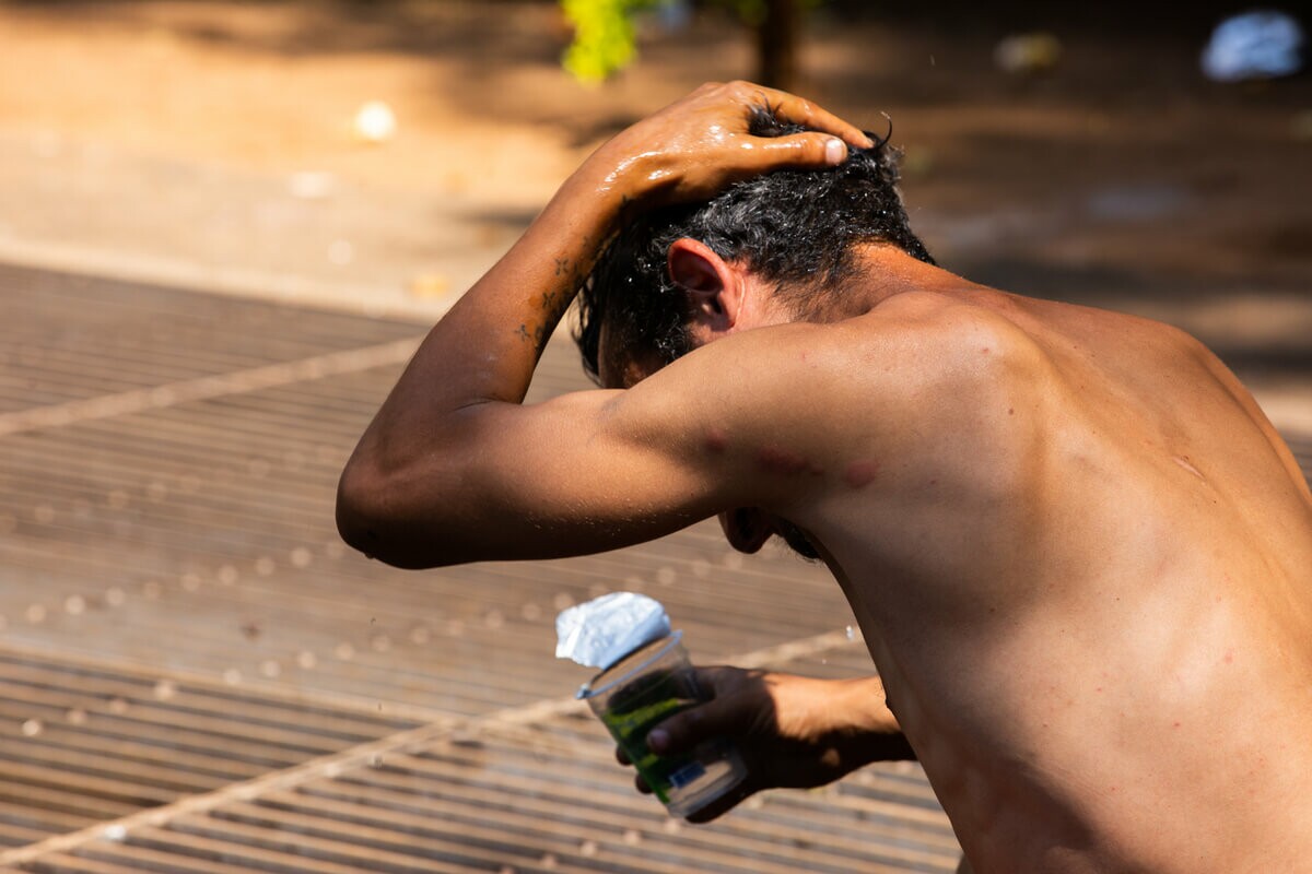 Pessoas que vivem nas ruas de São Paulo não conseguem água e sofrem com calor extremo