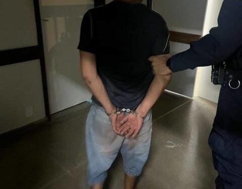 Homem sobe em telhado, assusta moradores e atira telhas em PMs. Vídeo