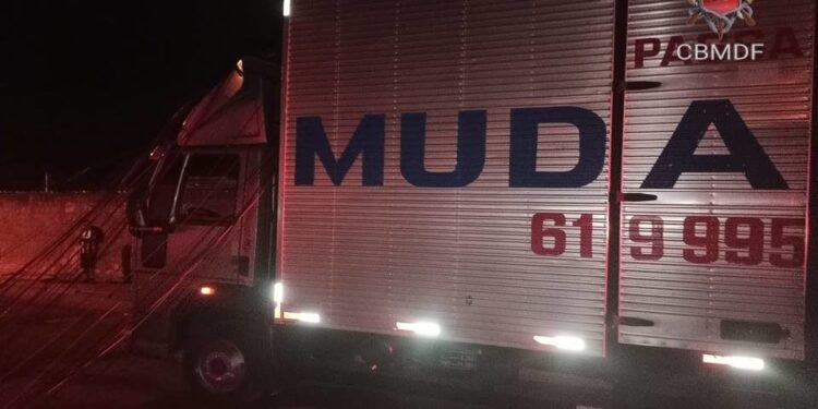 Poste cai em cima de caminhão após colisão contra fiação elétrica