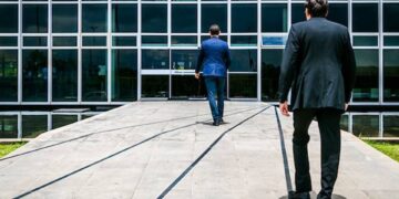 Aprovados em concurso no DF ficam sem bolsa e reclamam de atraso