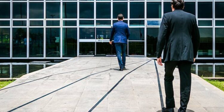 Aprovados em concurso no DF ficam sem bolsa e reclamam de atraso