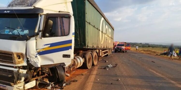 Pai e filha morrem em acidente, e outros 3 da família ficam feridos