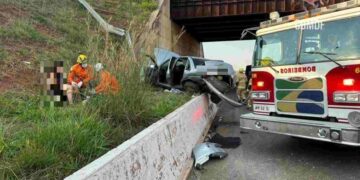 Carro com duas jovens cai de viaduto no DF e interdita trânsito