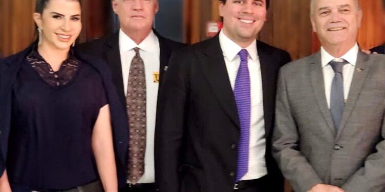 Comitê Olímpico Brasileiro visita o Congresso Nacional com a triatleta Adriana Mangabeira representando as mulheres