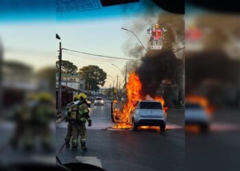 Carro pega fogo com motorista dentro no Guará