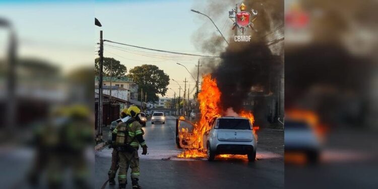 Carro pega fogo com motorista dentro no Guará