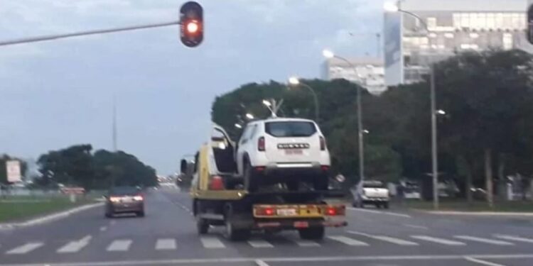 Homem que jogou carro contra Palácio da Justiça é absolvido