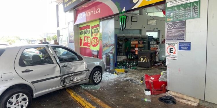 Carro invade loja de conveniências em posto de gasolina da Asa Norte