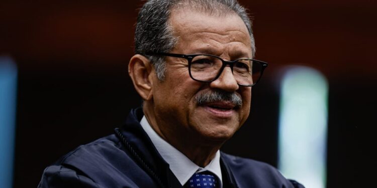 Foragidos, bolsonaristas desafiam Justiça e pedem Pix em live no Insta