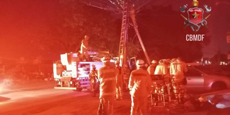 Carreta bate e derruba poste de iluminação pública no DF