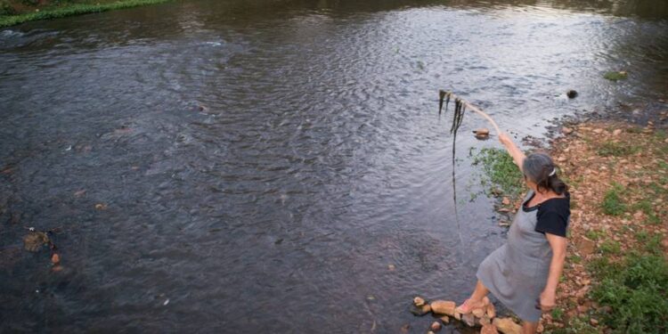 “Meu filho tem febre há 7 meses e ninguém sabe o que é”, conta mãe