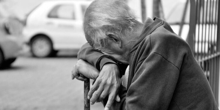 Número de idosos em situação de pobreza no país alcançou 2,8 milhões no ano de 2022