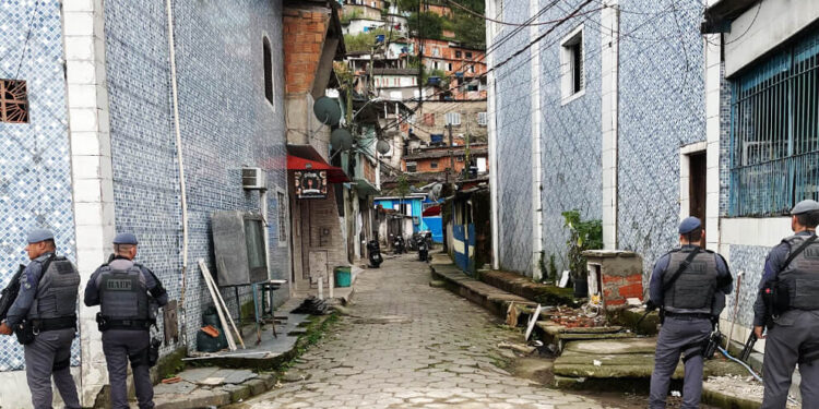 “Nossos filhos são escudos?” Mães denunciam ações policiais em escolas na Baixada Santista