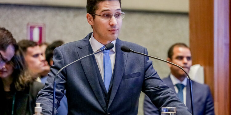Representação contra servidores do gabinete de Daniel Donizet está parada nas mãos de Joaquim Neto