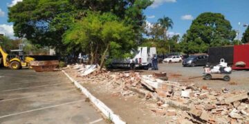 Vídeo. GDF derruba estacionamento irregular que funcionava no Lago Sul