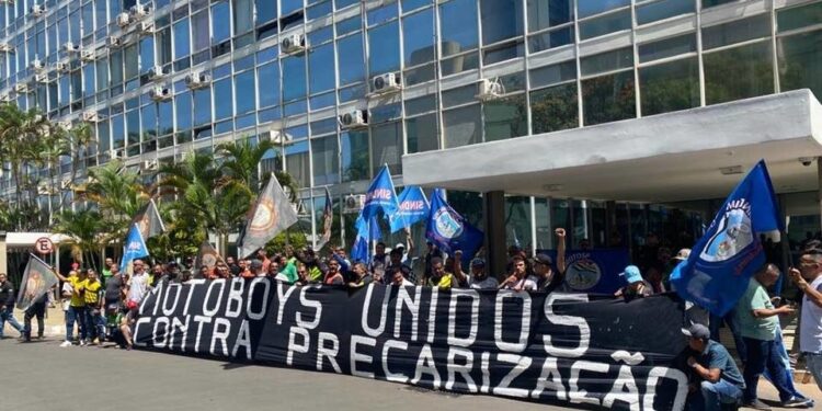 Entregadores de aplicativos protestam na Esplanada e sinalizam greve