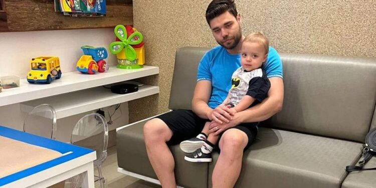 Mãe cria vaquinha para tentar salvar a visão do filho de 1 ano