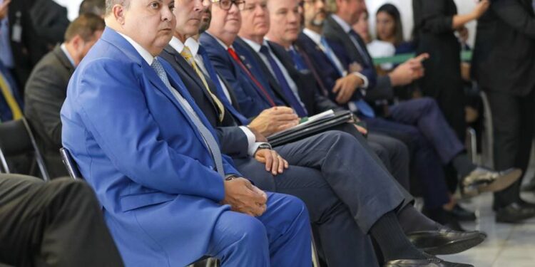 Lula assina decreto que nomeia Ibaneis integrante de conselho. Entenda