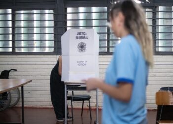 Pais, alunos e professores vão às urnas para escolher diretores no DF