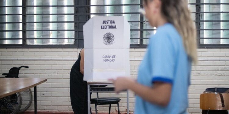 Pais, alunos e professores vão às urnas para escolher diretores no DF