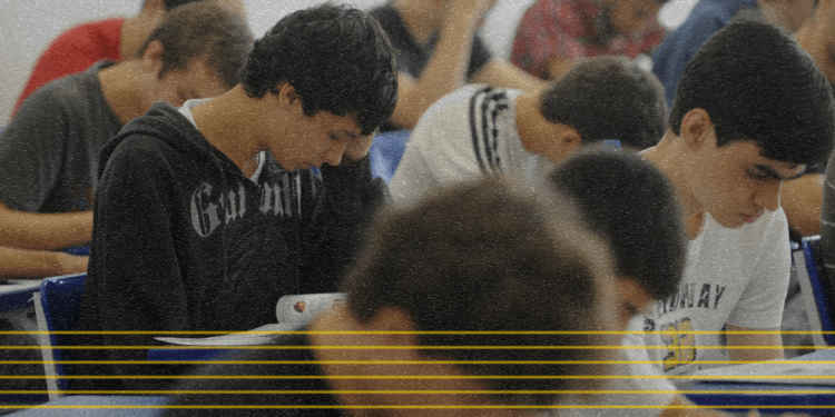 Pagos para estudar? Plano do Governo de bolsa para alunos do Ensino Médio encalhou no MEC
