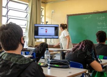 Reconhecimento facial no Paraná impõe monitoramento de emoções em escolas