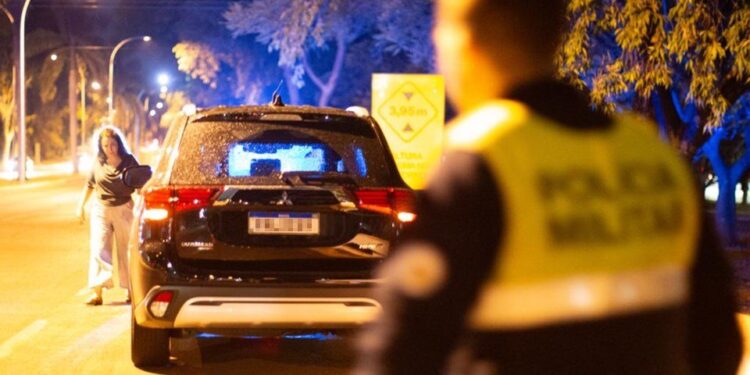 Acidente acaba com carro despencando de tesourinha na Asa Norte