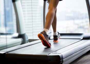 Treino na esteira é suficiente para perder peso? Personal responde