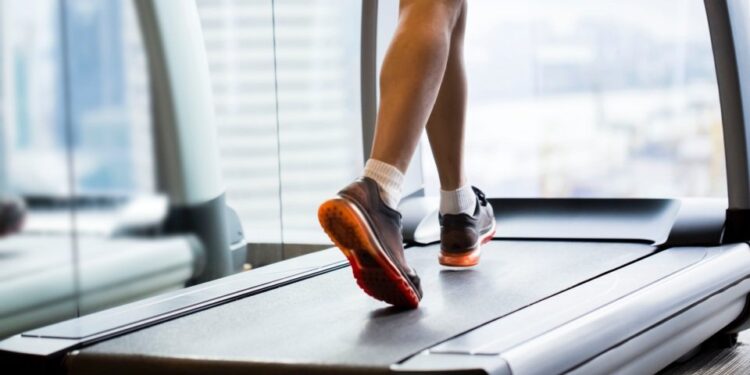 Treino na esteira é suficiente para perder peso? Personal responde