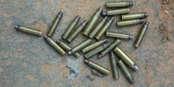 A vida interrompida sob o inútil fogo cruzado nas favelas do rio