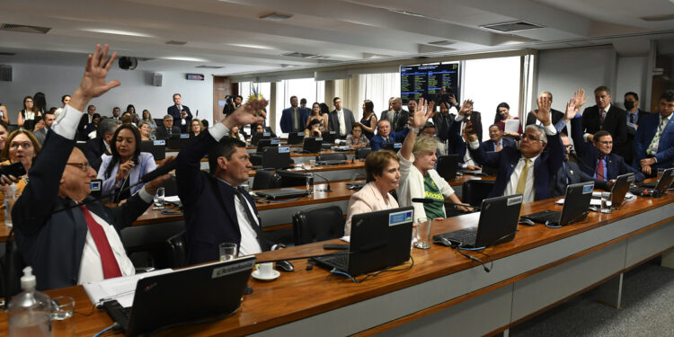 A reação da sociedade e de parlamentares ao projeto anti-indígena aprovado pelo Congresso