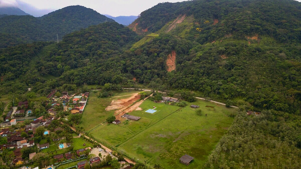 Governo de SP planeja casas para desabrigados por chuva em área que alaga em São Sebastião