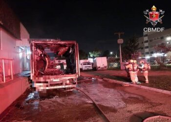 Vídeo. Incêndio consome dois caminhões ao lado de galpão no DF
