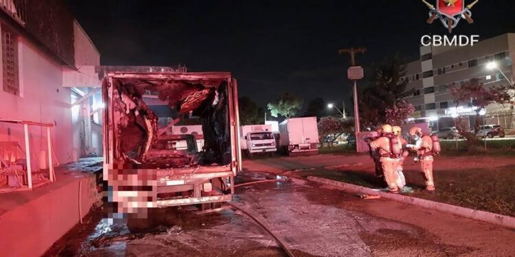 Vídeo. Incêndio consome dois caminhões ao lado de galpão no DF