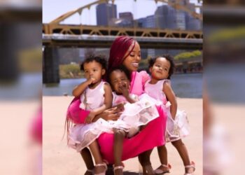 Mulher engravida de gêmeas enquanto já estava gestando bebê. Entenda